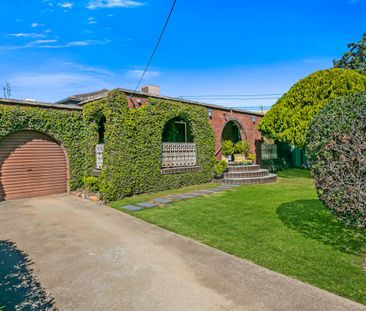 CHARMING THREE BEDROOM HOME IN SOUTH TAMWORTH - Photo 3