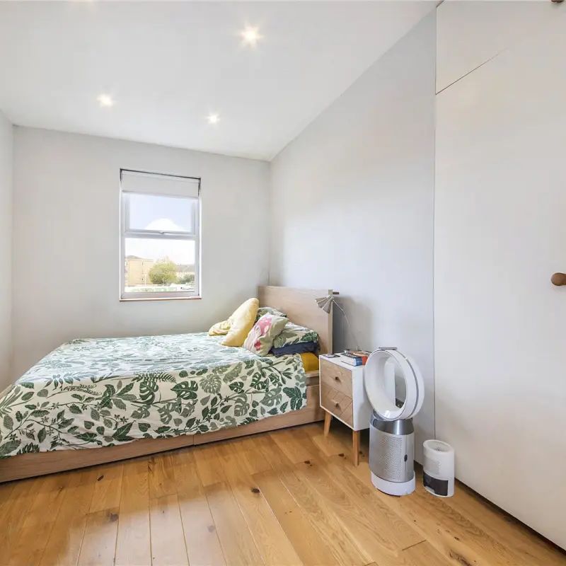 1 bedroom flat in London - Photo 1