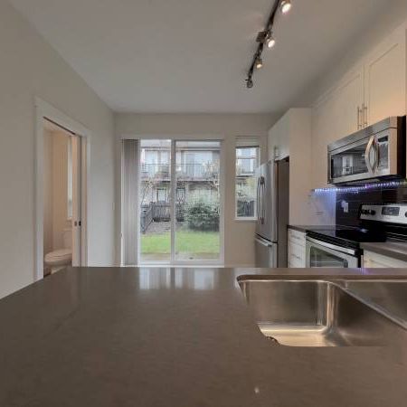 LANGLEY - 3 BEDROOM, 2.5 BATHROOM TOWNHOUSE NOW AVAILABLE - Photo 4