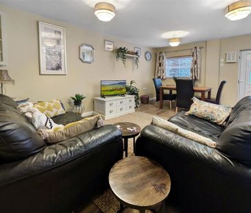 2 bedroom end of terrace house to rent - Photo 3