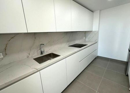 3 room luxury penthouse for rent in Estepona, Andalusia - Photo 2