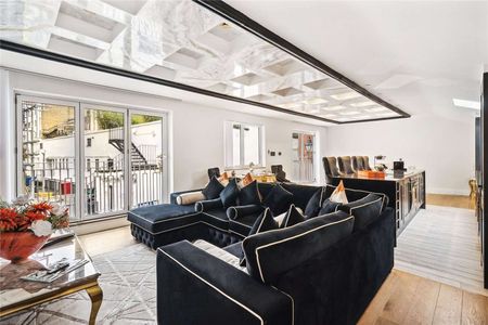 A completely renovated and remodelled three bedroom house in the heart of Knightsbridge. - Photo 5