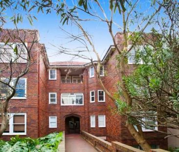 QUIET ART-DECO APARTMENT IN CONVENIENT LOCATION - Photo 2