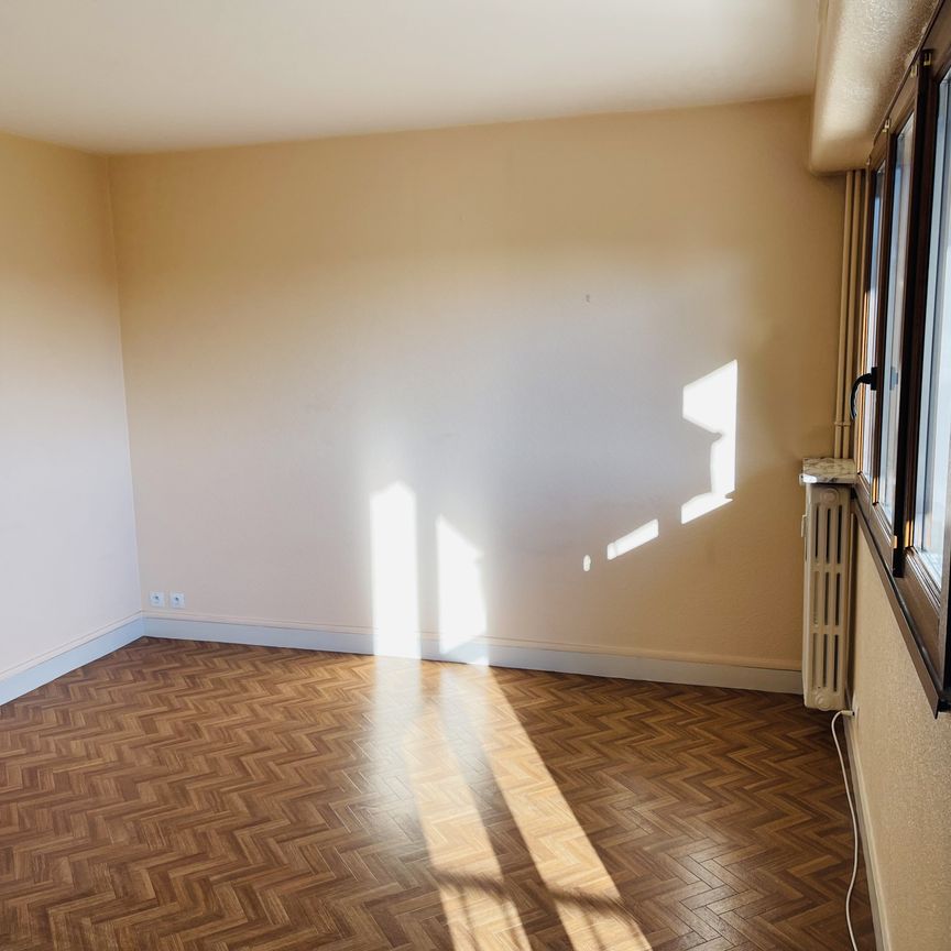 Location Appartement 4 pièces 75m² CHATELLERAULT 86100 - Photo 1