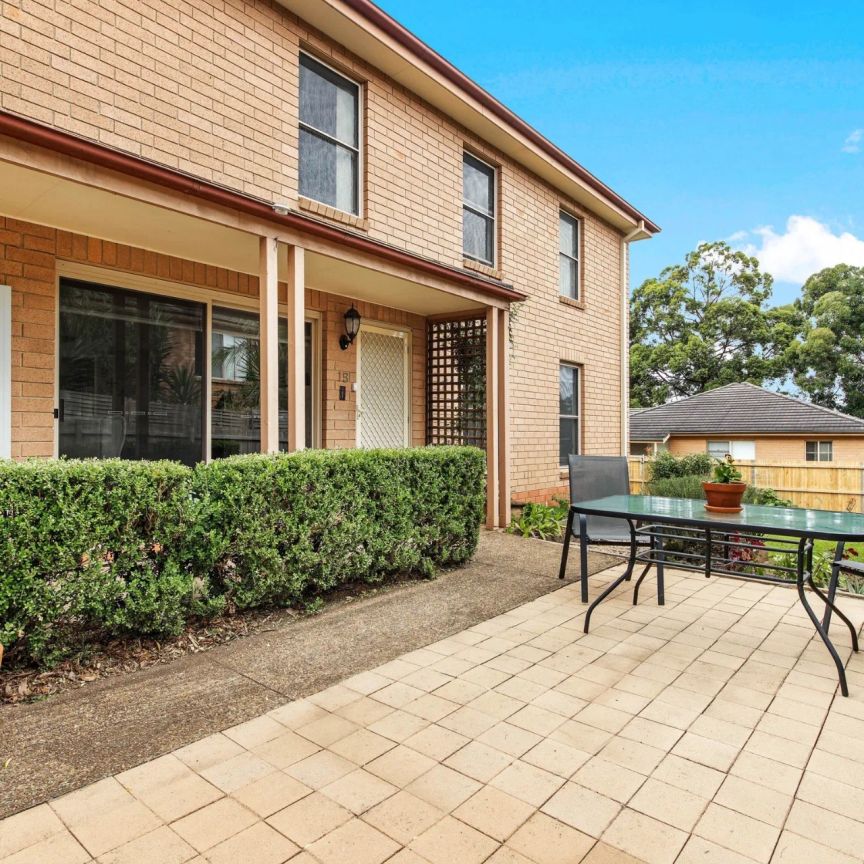 Striking, Generously Sized, Double Brick Family Villa In Prominent Location - Photo 1