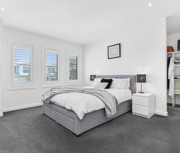 LUXURIOUS FOUR BEDROOM TOWNHOUSE! - Photo 2