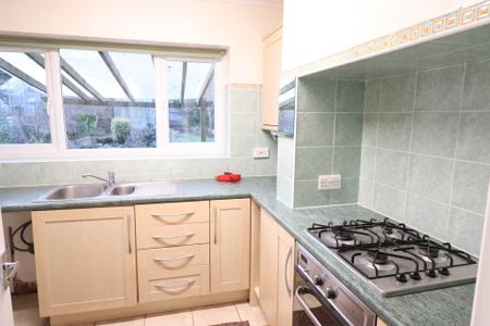 Deeds Grove, High Wycombe - Photo 2