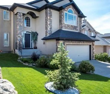 Bright 4-bedroom family home with mountain views in the heart of Signal Hill | 148 Sienna Park Dr SW, Calgary - Photo 1