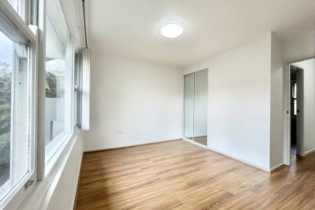 Townhouse-style Apartment with split level. - Photo 5