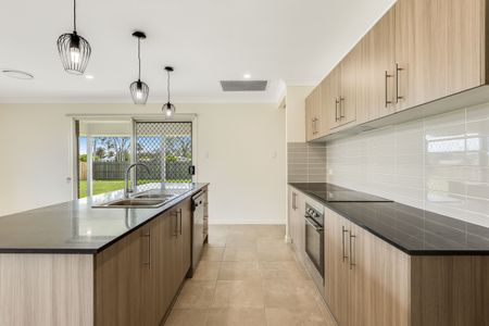 38 Fitzgerald Circuit, Wyreema QLD 4352 - House For Rent | Domain - Photo 4