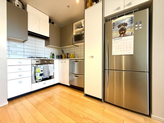 City Living - 2 Bedroom Apartment with secured covered car park - Photo 1