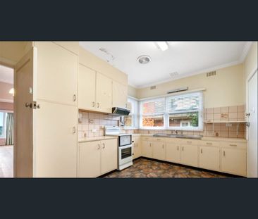 Elevated Family Home with District Views and Huge Rear Garden - Photo 6