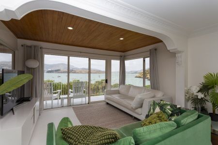 Lovely 4 Bedroom Family Home with Exceptional Views! - Photo 3