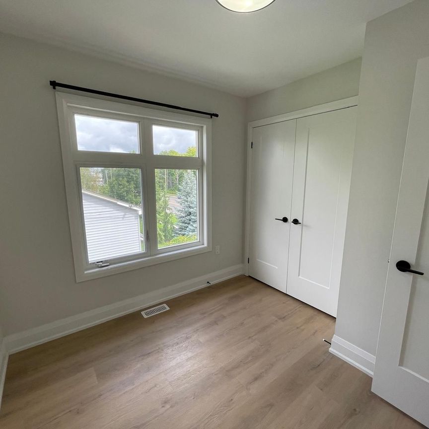 For Lease - 440 Veterans Dr Drive, Barrie, Ontario - Photo 1