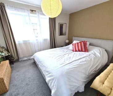 Bedroom Terraced House In Godalming, GU7 - Photo 2