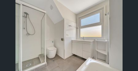 Spacious Family Home - Pool Maintenance Included - Photo 4