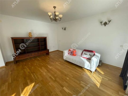 De inchiriat casa cu 8 camere si curte de 800 mp in zona Calea Poplacii din Sibiu - Photo 1