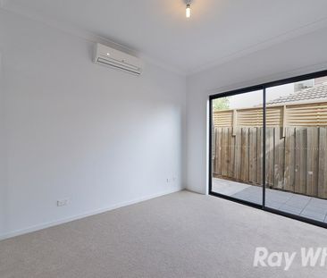 Executive style townhouse in ideal location - Photo 2