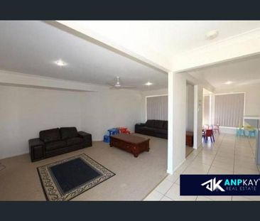 4 BEDROOM BRICK HOME!! - Photo 2