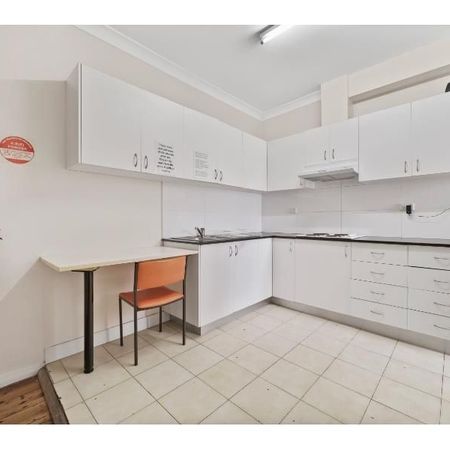 Affordable Room with Private Bathroom and Living Room/Study in Conveniently Located Guest House - Photo 4