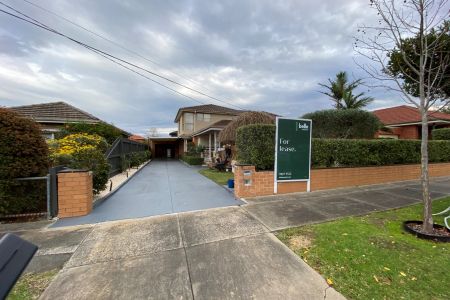 Spacious Living, Double Storey 4 Bedroom Home In A Prime Location!!!! - Photo 4