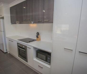 MODERN, FULLY FURNISHED FAMILY HOME - Photo 6