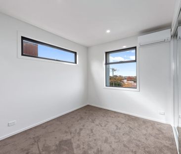 Stylish & Spacious High-End Townhouse in Prime Location - Photo 3