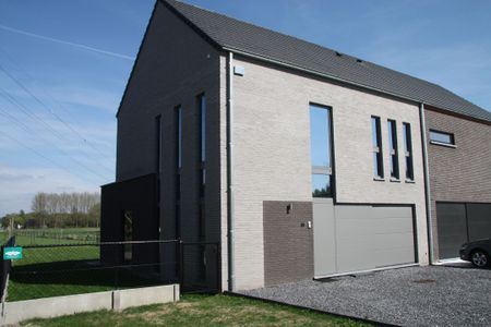 Moderne driegevelwoning met afgesloten tuin en centrale ligging - Photo 3