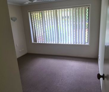 5 Lanchester Street, Stafford Heights QLD, Belconnen - Photo 2