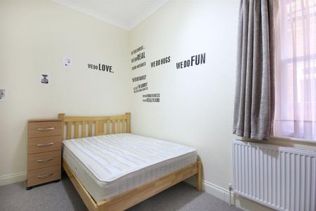 3 bedroom flat to rent - Photo 4