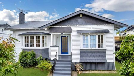 Pet-Friendly 3-Bedroom Bungalow in Avondale - Photo 4