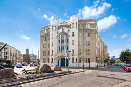 This conversion of a 1930's Seaman's Mission features an attractive tranquil courtyard garden including a residents BBQ area as well as a large roof terrace offering panoramic views. - Photo 3