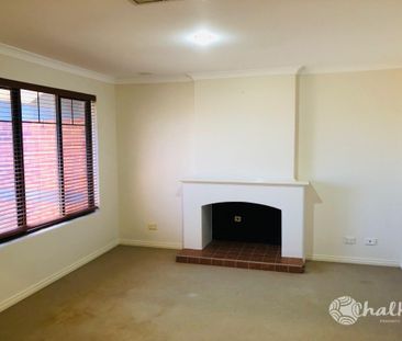 STUNNING SPACIOUS FAMILY HOME!!! - Photo 2