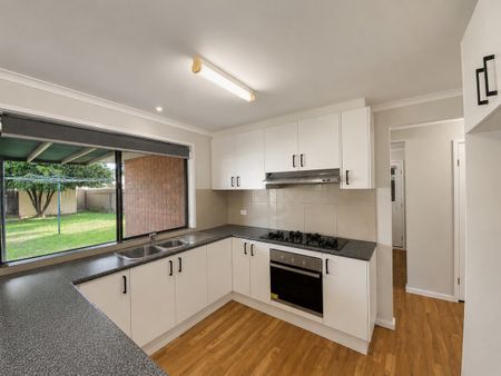 Brick veneer home in Numurkah! - Photo 5
