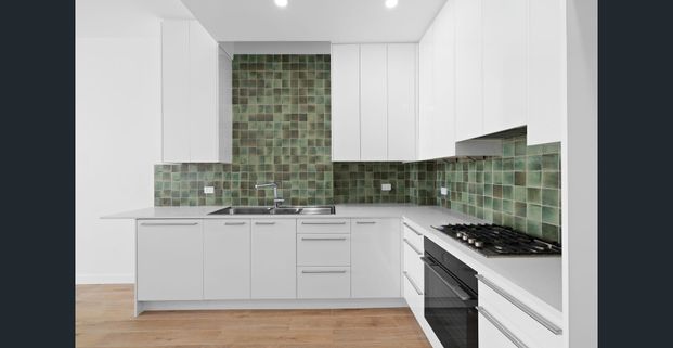 Renovated 3 Bedroom Terrace with Attic – Prime City Location - Photo 1