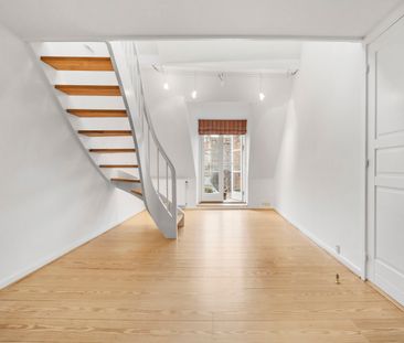 Lejlighed i to plan øverst i ejendommen med privat tagterrasse - Foto 5