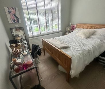 Room in a Shared Flat, Godley Road, SW18 - Photo 2