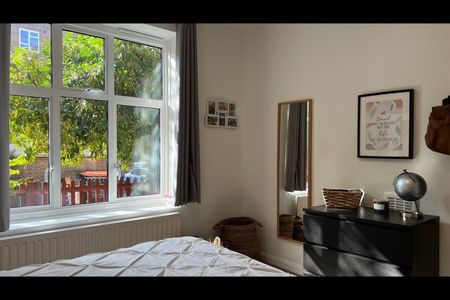 2 Bed Flat, Fairfield Drive, SW18 - Photo 2