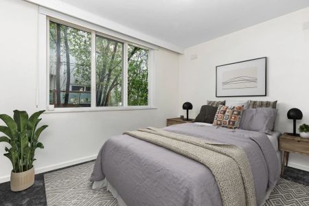 Spacious, Light-Filled Apartment with Classic Charm and Modern Comforts - Photo 2