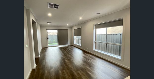 Highly desired & family friendly house in Minta Estate! - Photo 1