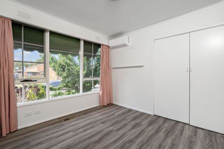 5 Bed! or 4 bed + 2 Living - Photo 2