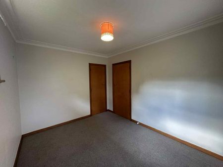 Sunny and spacious in Bradford! - Photo 3