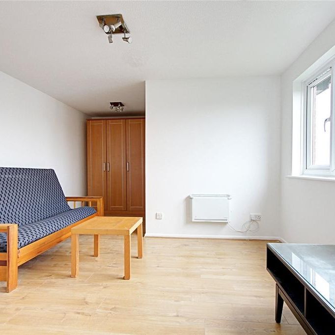 Studio to rent - Photo 1