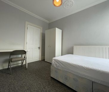 4 bedroom semi-detached house to rent - Photo 3