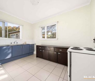 Homely Three-Bedroom Cottage with a Gated & Expansive Garden - Photo 2