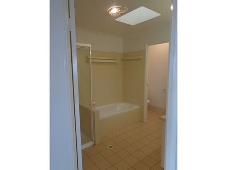 Low set Villa/Townhouse with low maintenance courtyard! Only 4 villa's in complex - Photo 2