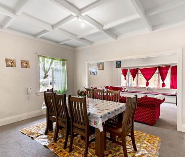 Large bungalow in the heart of Otahuhu! - Photo 2