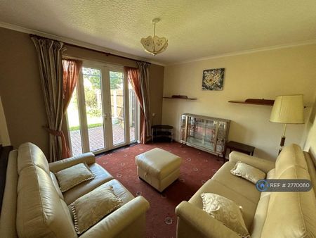 3 bedroom end of terrace house to rent - Photo 2