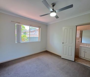 Spacious 3 Bedroom Full Brick Villa - Photo 4