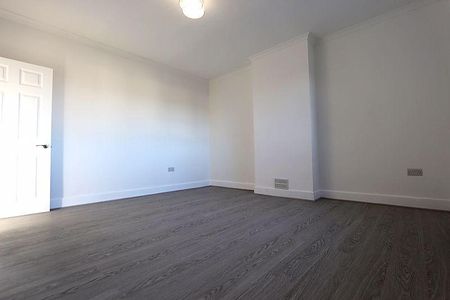 3 bedroom flat to rent - Photo 4